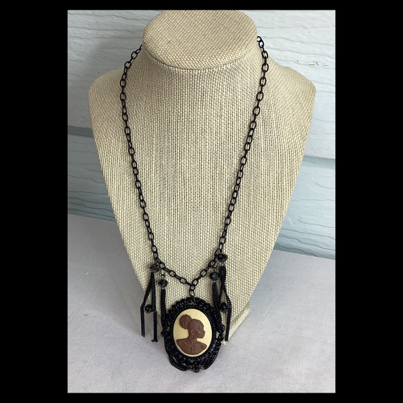 Vintage Black and Cream Cameo Necklace with Ornate Design - Picture 2 of 3